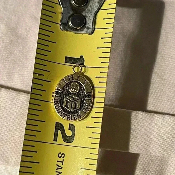 Stamped 14 Kt Award Pendant w/.04 ct diamond total weight is 2.29 g - Picture 4 of 4